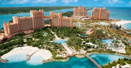 complexe hôtelier atlantis avec piscines et plages aux bahamas