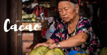 un dimanche à cacao en guyane, femme vendant des cacaos au marché