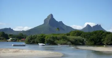 vue panoramique de l'île Maurice avec montagne volcanique et lagon tropical