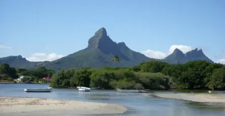 vue panoramique de l'île Maurice avec montagne volcanique et lagon tropical