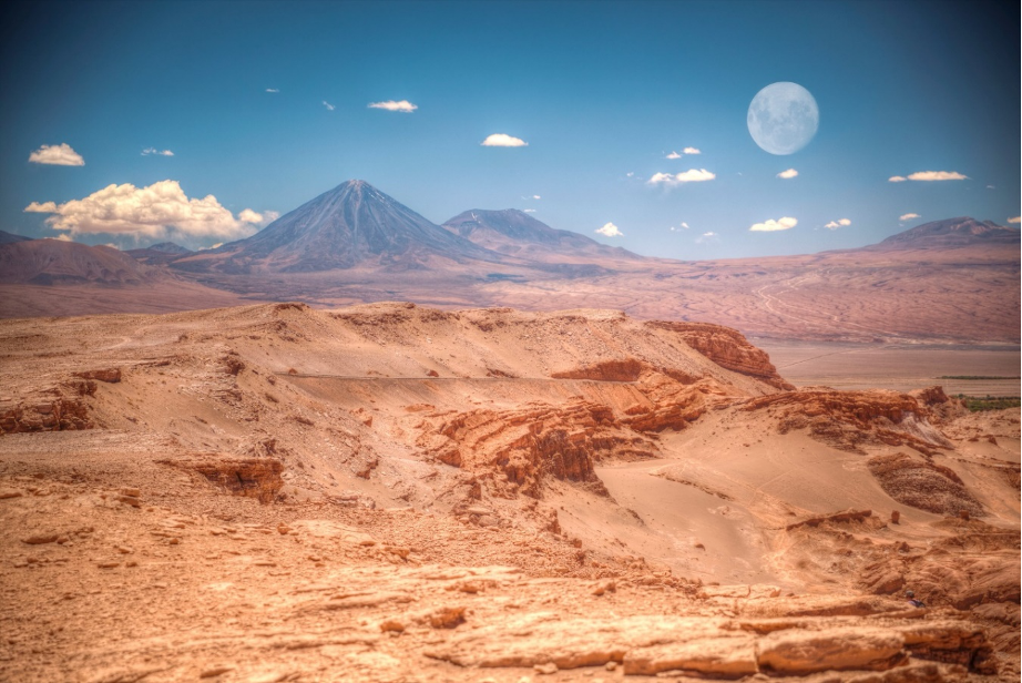 désert d'Atacama avec volcans et lune en arrière-plan, Chili