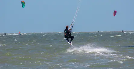 Faire du kitesurf et du wingfoil en Guadeloupe