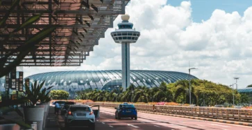 location voiture aéroport avec tour de contrôle et bâtiment moderne en arrière-plan