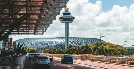 location voiture aéroport avec tour de contrôle et bâtiment moderne en arrière-plan