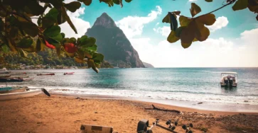 bateau sur plage de sainte-lucie avec pitons volcaniques en arrière-plan