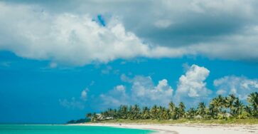 Plage et eau turquoise pour illustrer le budget d’un voyage aux Bahamas