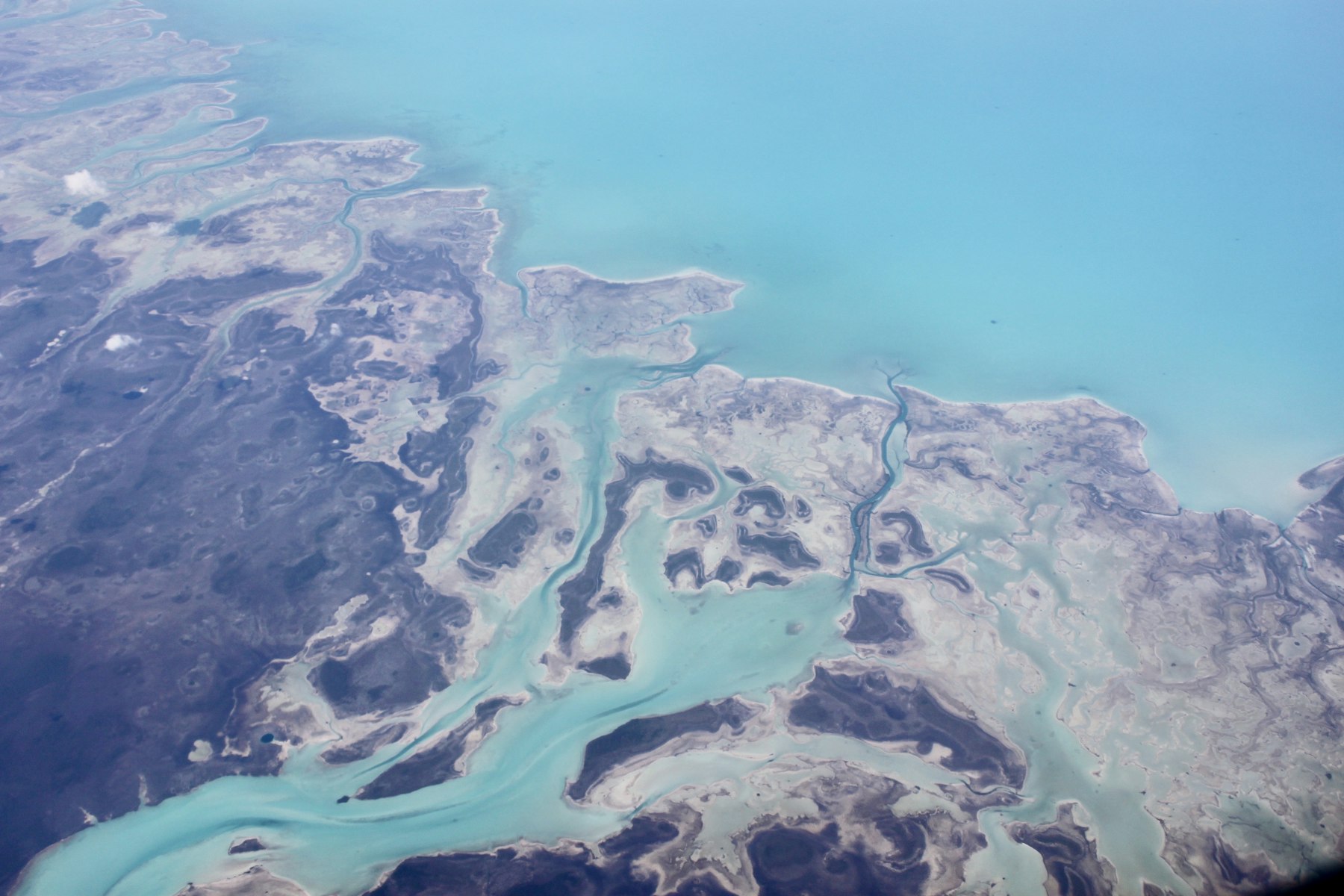 Vue aérienne d’île tropicale pour comparer Guadeloupe et Martinique