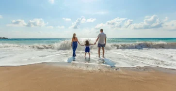 Famille au bord de la mer pour illustrer la Guadeloupe avec des enfants