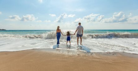 Famille au bord de la mer pour illustrer la Guadeloupe avec des enfants