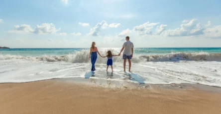 Famille au bord de la mer pour illustrer la Guadeloupe avec des enfants