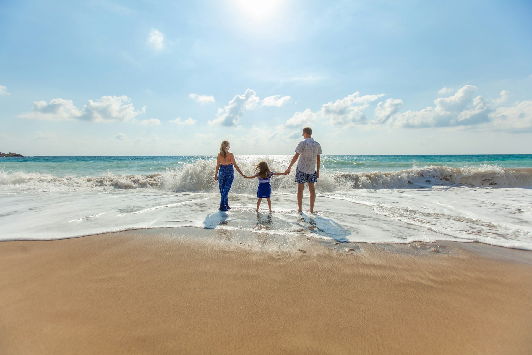 Famille au bord de la mer pour illustrer la Guadeloupe avec des enfants