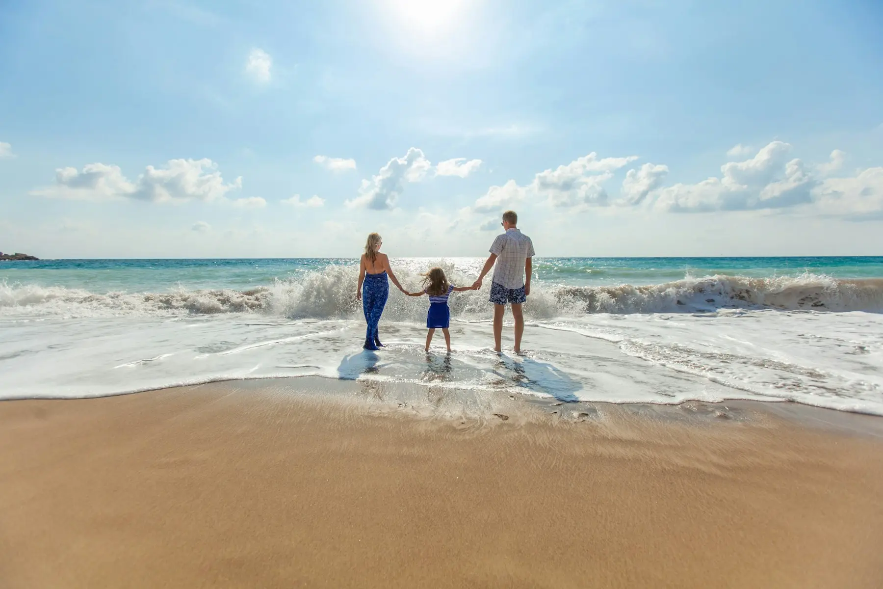 Famille au bord de la mer pour illustrer la Guadeloupe avec des enfants