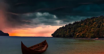 Plage sous ciel nuageux pour illustrer la Guadeloupe quand il pleut