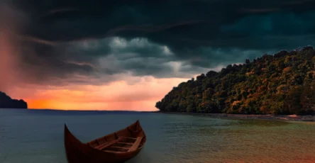 Plage sous ciel nuageux pour illustrer la Guadeloupe quand il pleut