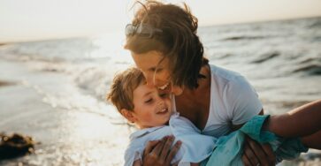 Parents et enfants sur la plage pour illustrer la Martinique en famille