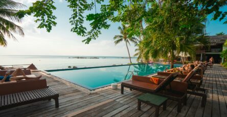 Terrasse face à la mer pour illustrer où loger en Martinique