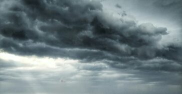 Mer agitée et ciel couvert pour illustrer la Martinique quand il pleut