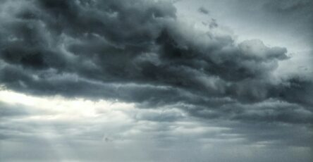 Mer agitée et ciel couvert pour illustrer la Martinique quand il pleut