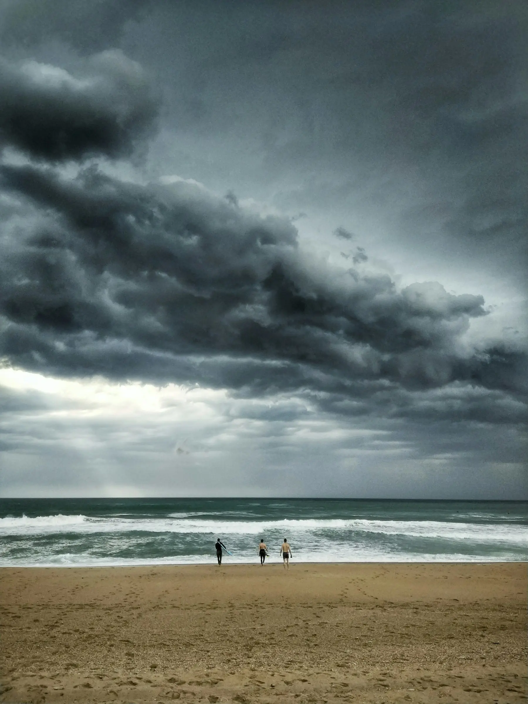 Mer agitée et ciel couvert pour illustrer la Martinique quand il pleut